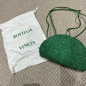 Bottega Veneta mini pouch in green boucle curly rafia